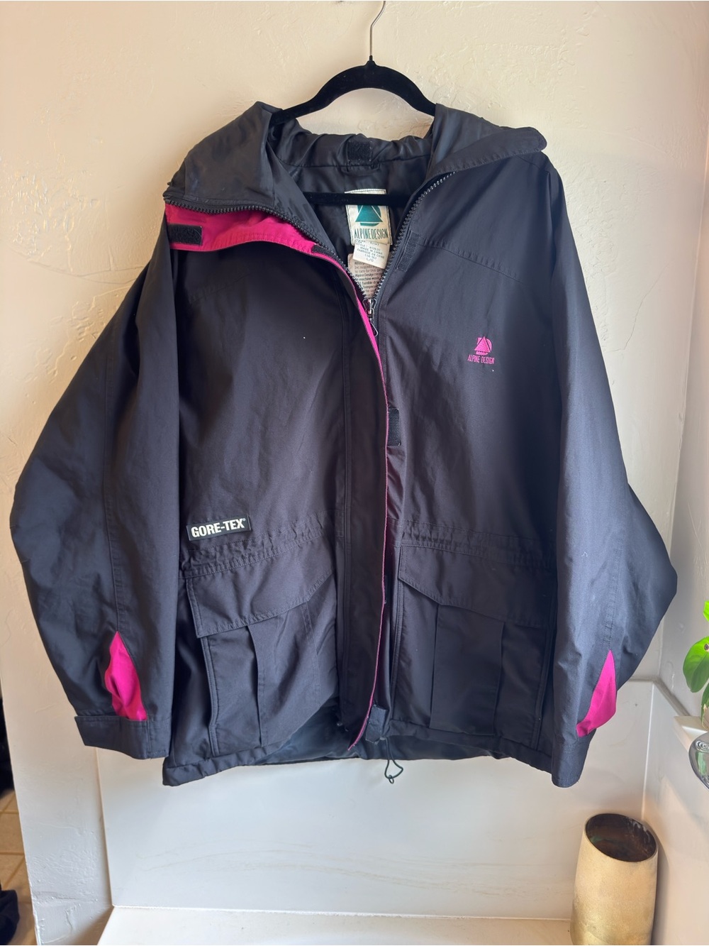 VINTAGE - Alpine Design - 90’s Black/Pink Unisex Gore-Tex Jacket - Size L